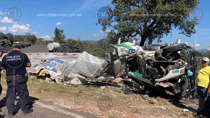 Se le salen los melones de un tráiler en la Pátzcuaro-Uruapan