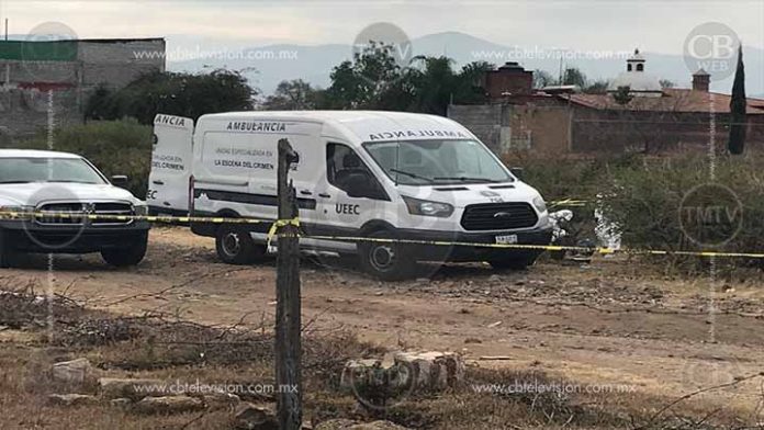 Hallan dentro de un auto a un muerto y un herido en Jungapeo
