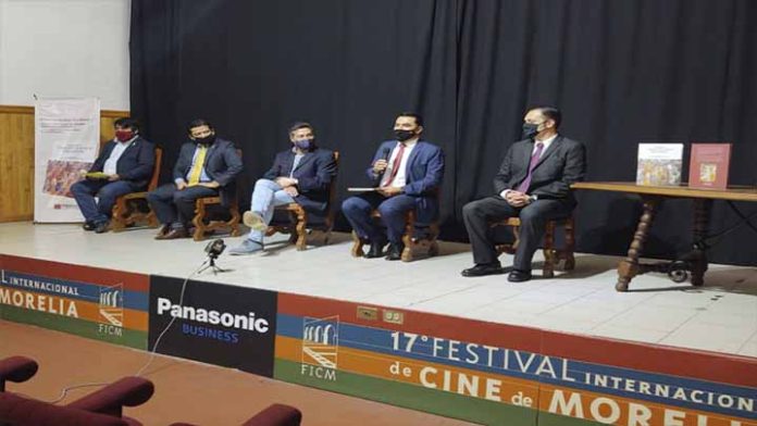 Presenta Víctor Báez libro sobre la historia de Pátzcuaro