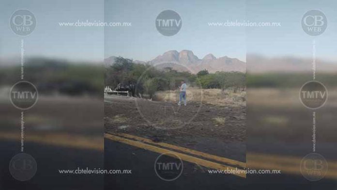 Vuelca tráiler cargado con cemento en la Siglo XXI
