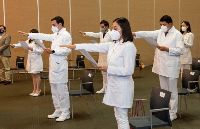 UMSNH toma protesta y juramento hipocrático a 335 nuevos médicos