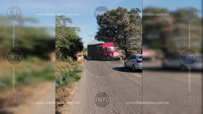 Sicarios bloquean la carretera Apatzingán-Aguililla