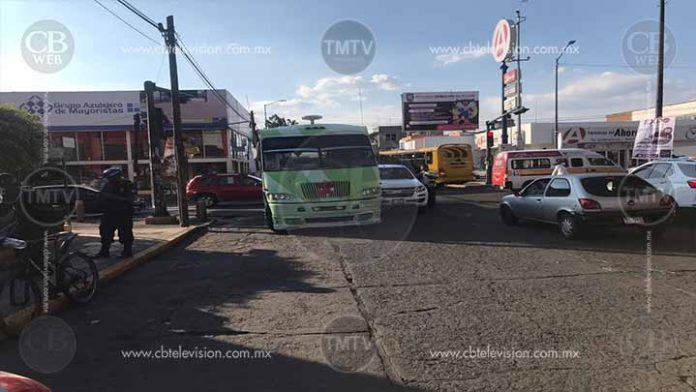 Se dan un “besito” Micro y camioneta en la Ventura Puente