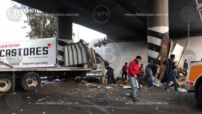 Choca torton y autobús en Tarimbaro; hay seis lesionados