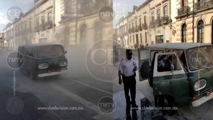 Se le quema el motor a una combi afuera del Congreso de Michoacán