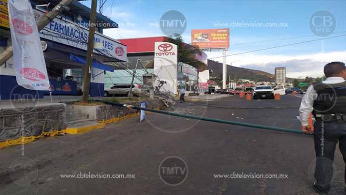 Grúa derriba postes en la obra de Mil Cumbres