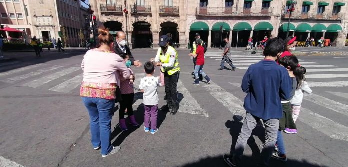 Tránsitos estatales otorgan gel y cubrebocas a los ciudadanos