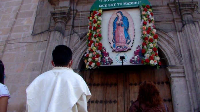 Culto a la Virgen de Guadalupe; feligreses continúan arribando a los templos a pesar de estar cerrados