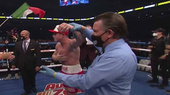 Por decisión unánime, el “Canelo” Álvarez vence a Smith