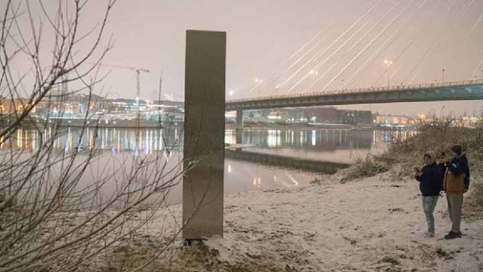 Aparece otro monolito de metal, ahora en Polonia
