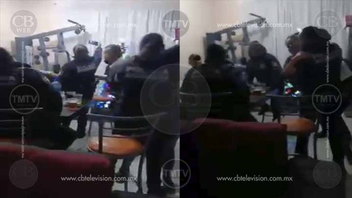 Graban a policías municipales ebrios y disparando al aire en Morelia