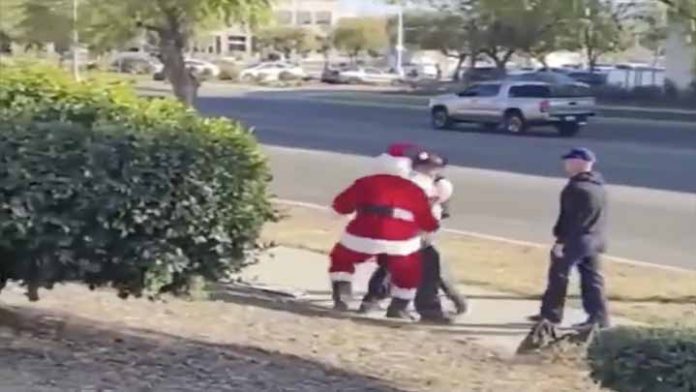 Policías disfrazados de Santa Claus y duende detienen a ladrón
