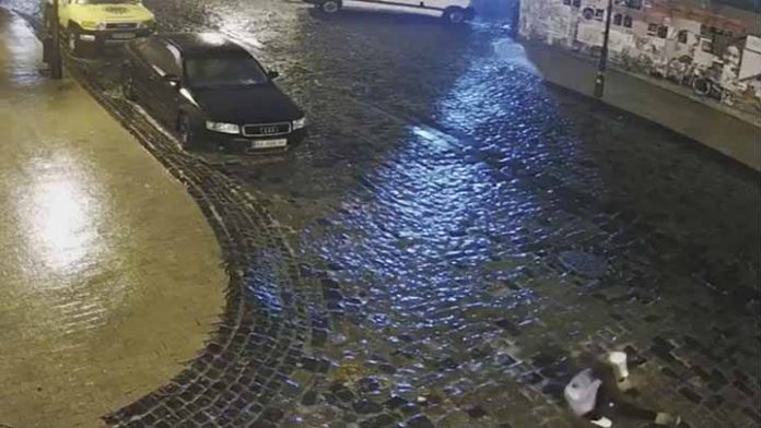 Mujer cae en más de 20 ocasiones al tratar de caminar sobre calle congelada