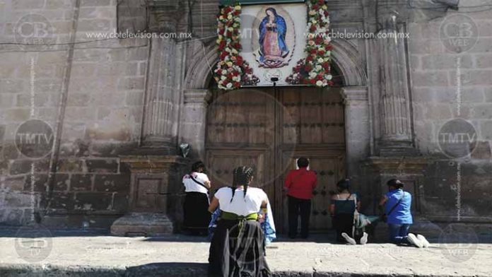 A pesar de que el templo de San Diego cerró sus puertas, fieles pagan mandas por milagros concedidos