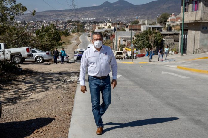 ¿Quién es Raúl Morón, precandidato a la gubernatura por Morena, y cuál es su trayectoria?