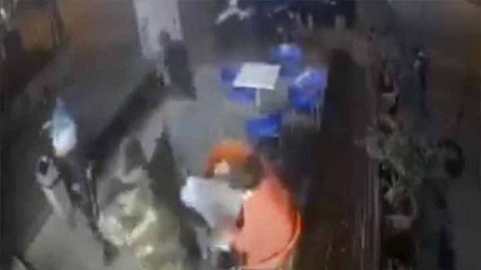Policía comía un helado cuando delincuentes llegaron a asaltar el lugar