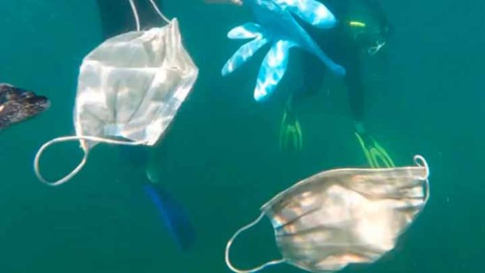 Miles de toneladas de cubrebocas van a parar a los océanos
