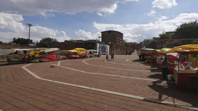 Esperanzados comerciantes inician ventas en la plaza de la Paz