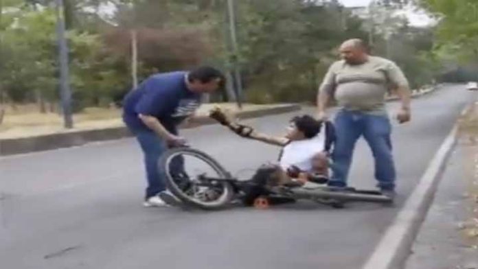 Captan a colaborador de Muévete en Bici, golpeando a un ciclista