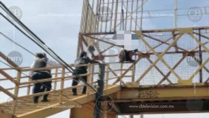 Se quería aventar de un puente peatonal de Morelia y la policía lo impide