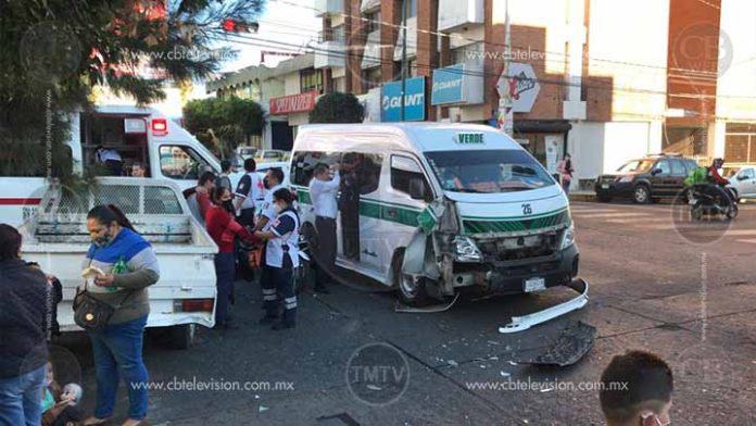Choque de combi en Morelia deja ocho lesionados