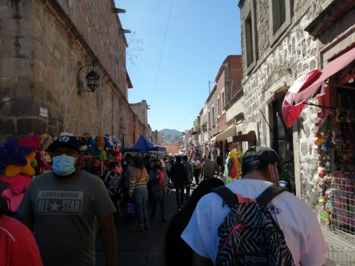 Primer fin de semana del 2021 y mercados están a reventar de gente