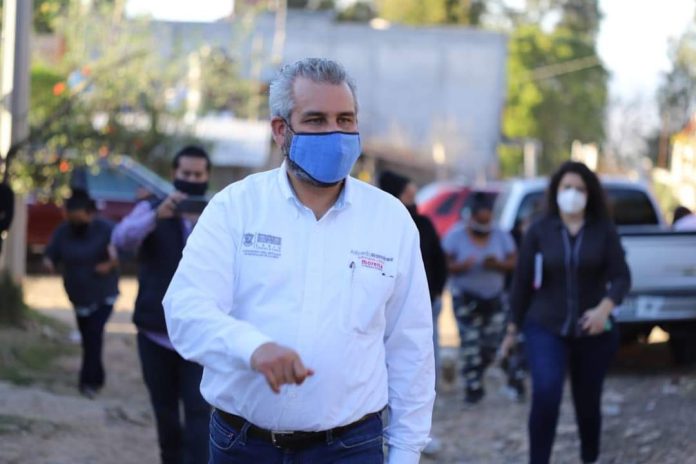 Pide Alfredo Ramírez dejar de regatear a la gente el beneficio de la licencia permanente