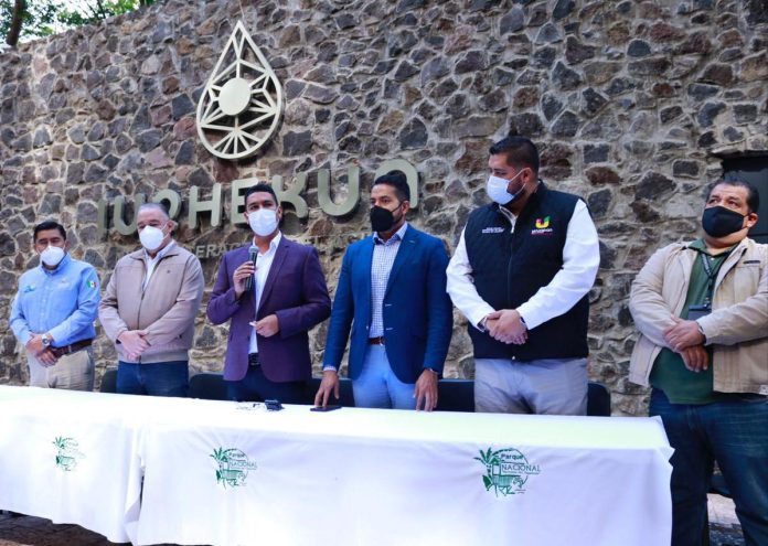 Presenta Miguel Paredes a Sergio Benítez como director del Parque Nacional “Barranca del Cupatitzio”
