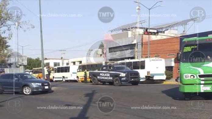 Transportistas en contra de transporte privado que traslada a personal médico