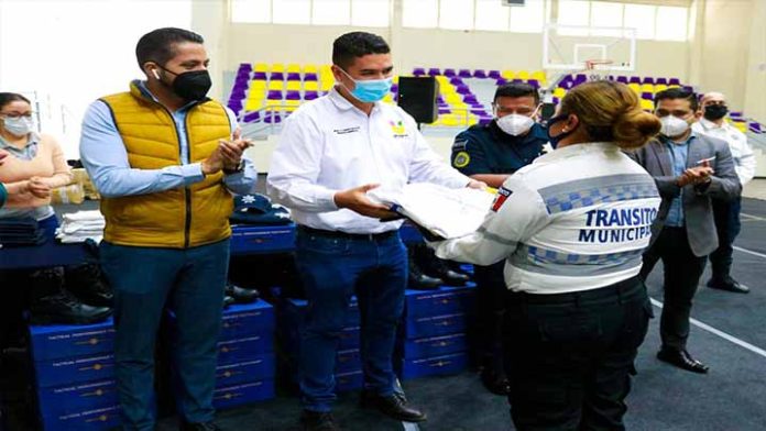 Entregó Miguel Paredes uniformes a elementos de Seguridad Pública, Tránsito y Vialidad Municipal