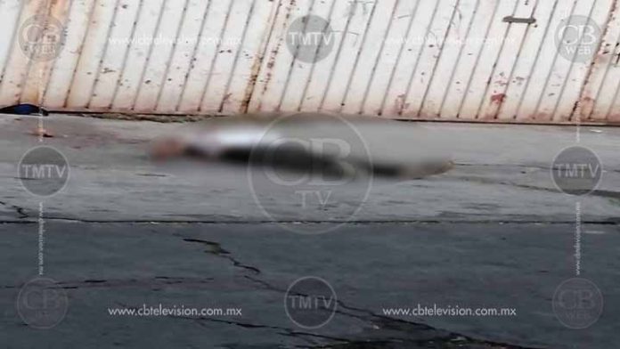 Dejan ejecutado en Morelia; le encajan puñal con narcomensaje