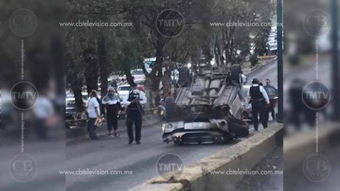 Vuelca camioneta sobre Madero Poniente al cruce con Pedregal
