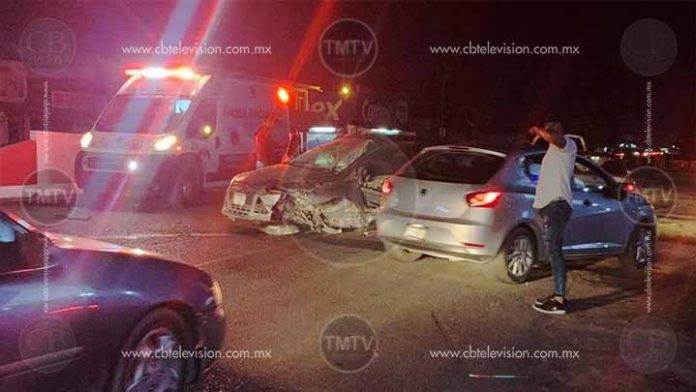 Ebrio destruye su auto en Lázaro Cárdenas