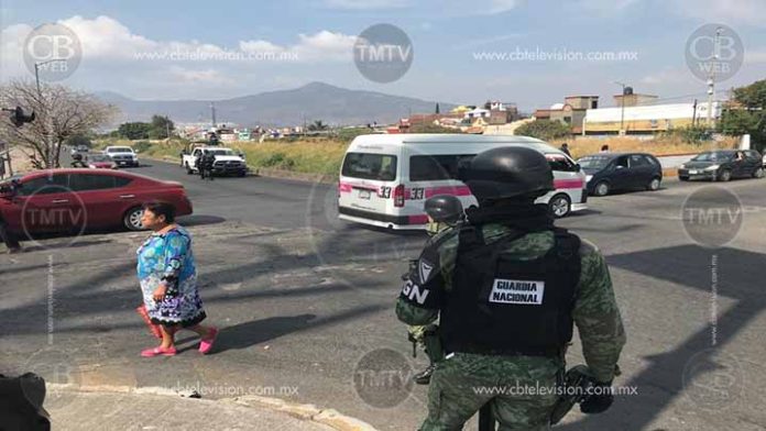 Milicia retira bloqueo de autos en la carretera Apatzingán-Aguililla