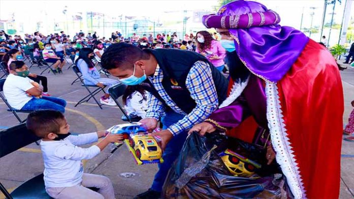 Entregan DIF Municipal y Reyes Magos más de 3 mil juguetes a niñas y niños de Uruapan
