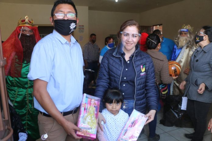 Llevan DIF Municipal y Reyes Magos más de 2 mil juguetes a comunidades del norte de Uruapan