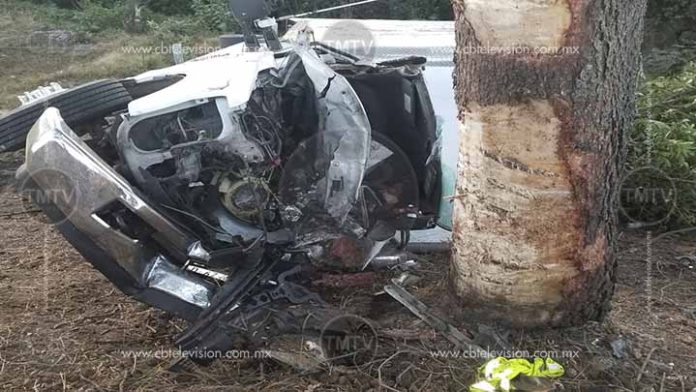 Muere chofer en volcadura de camión sobre la Pátzcuaro-Uruapan