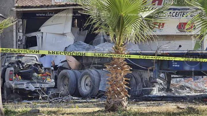 Tráiler destroza tres autos y se mete a una refaccionaria