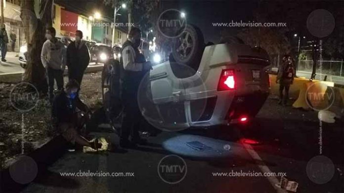Se salvo de milagro al destruir su camioneta