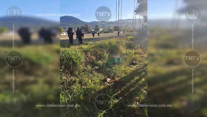 Balean a dos hombres en cancha de fútbol; uno muere