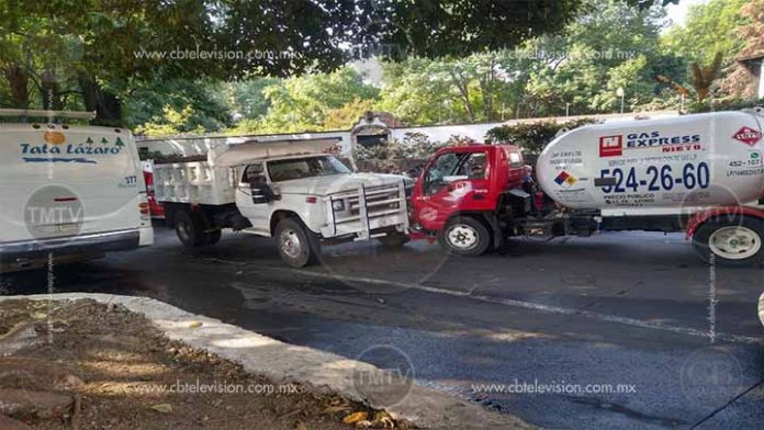Chocan de frente pipa de gas y volteo en Uruapan