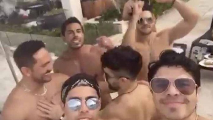 Tunden en redes a oftalmólogo que se fue de fiesta luego de recibir la vacuna anticovid