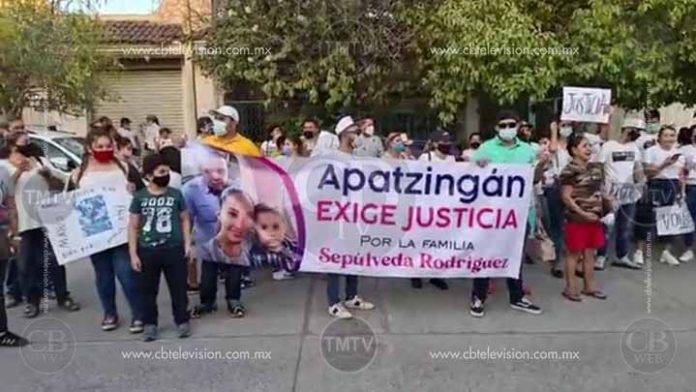 Apatzinguenses exigen justicia por muerte de familia en choque vehicular