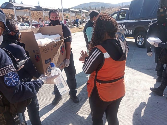 Se arma la “coperacha” entre los policías; llevan comida a familiares de enfermos de Covid-19