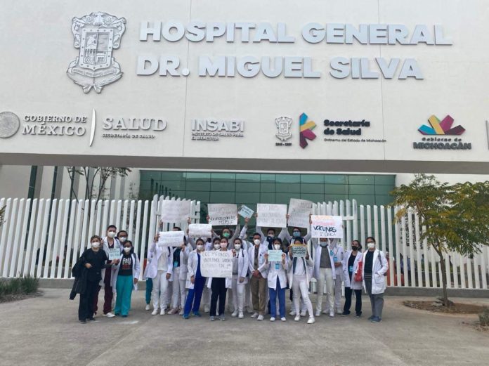 Médicos internos en contacto con pacientes covid no están en la lista de vacunación