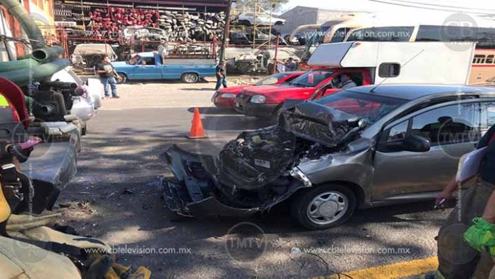 “Vive de milagro”, auto se embarra atrás de una pipa al norte de Morelia