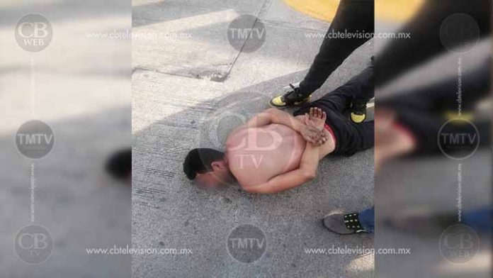 Intentó tocar a una joven en un camión y lo detienen los pasajeros en Uruapan