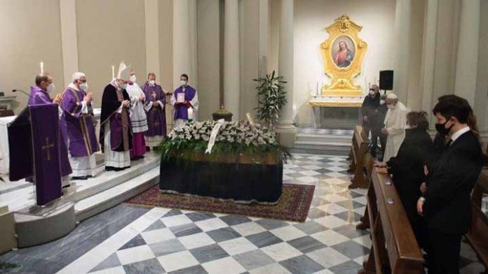 Papa Francisco asiste al funeral de su médico quien murió por Covid-19