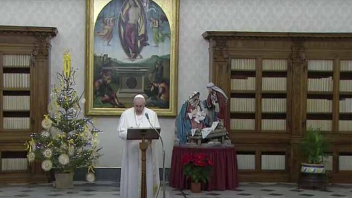 El papa Francisco llama a preocuparse por los demás y no salir de vacaciones
