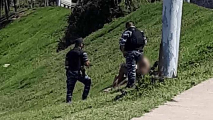 Captan a pareja cariñosa dándose amor en pleno parque